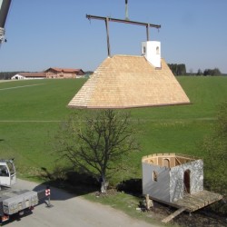 Dach wird auf Kapelle gehoben