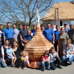 Gruppenfoto mit Zwiebelturm