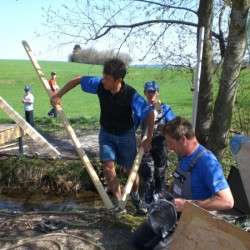 Michael beim aufstellen der Kapelle