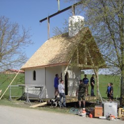 Dach wird auf Kapelle gehoben