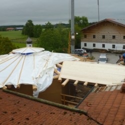 Das Dach wird an das Wohnhausdach eingebunden.