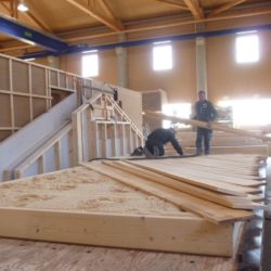 Produktion der Holzbodenplatte für das Köhldorfner Muster-Holzhaus