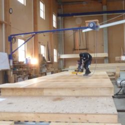 Produktion der Holzbodenplatte für das Köhldorfner Muster-Holzhaus