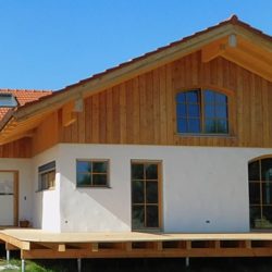 Köhldorfner Muster-Holzhaus mit Fassade aus Holz und Putz