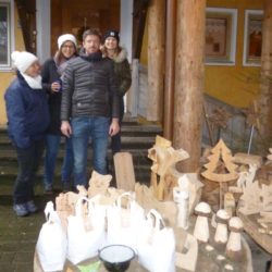 9. Köhldorfner Christbaumtag Stand mit Holzdekoration