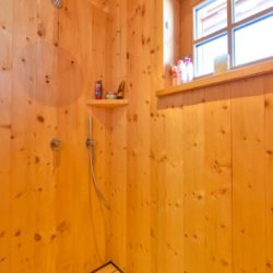 Köhldorfner Musterhaus, ungewöhnliche Dusche aus Holz