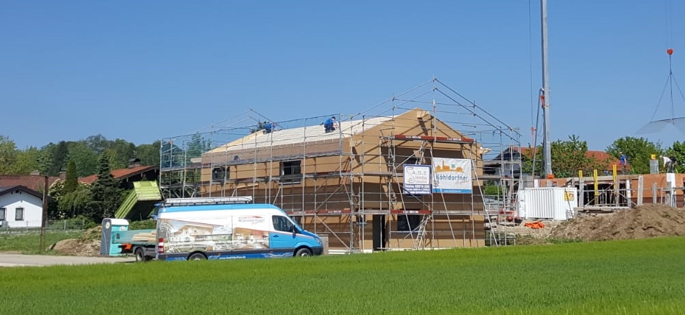 https://www.koehldorfner.de/wp-content/uploads/2019/07/2019-koehldorfner-holzbau-holzhaus-montage-1000x460.jpg