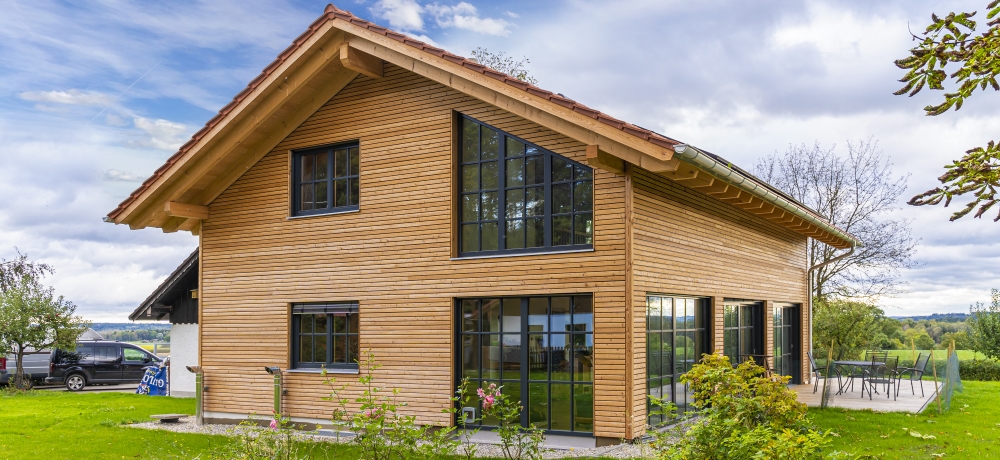 https://www.koehldorfner.de/wp-content/uploads/2020/05/2019-koehldorfner-holzbau-haus-wendelstein-aussen-009-1000x460.jpg