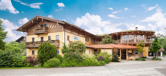 Verwaltungsgebäude mit Köhldorfner Baumhaus in Stangern